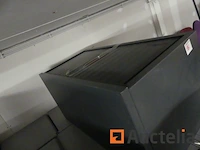 2 lage gordijnkasten, zwarte zwarte gordijnen - afbeelding 1 van  5