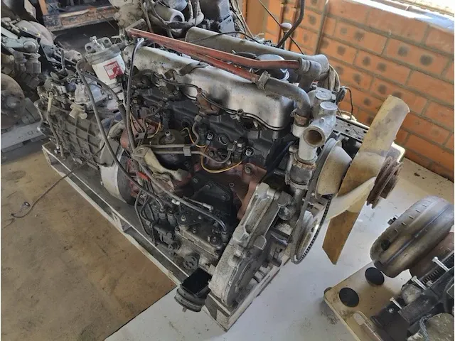 2 landrovers met onderdelen - afbeelding 2 van  13