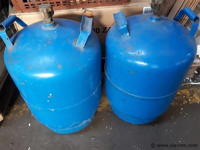 2 lege gasflessen - afbeelding 1 van  2