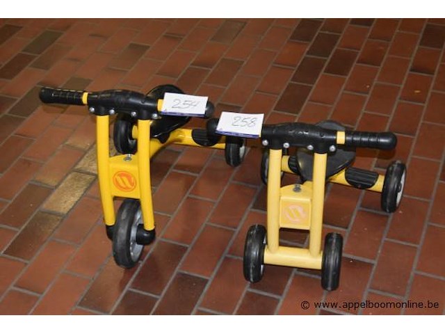 2 loopfietsjes - afbeelding 1 van  1