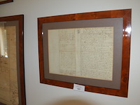 2 mahonie kaders met oorkondes achter glas, pentekening achter glas - afbeelding 1 van  7