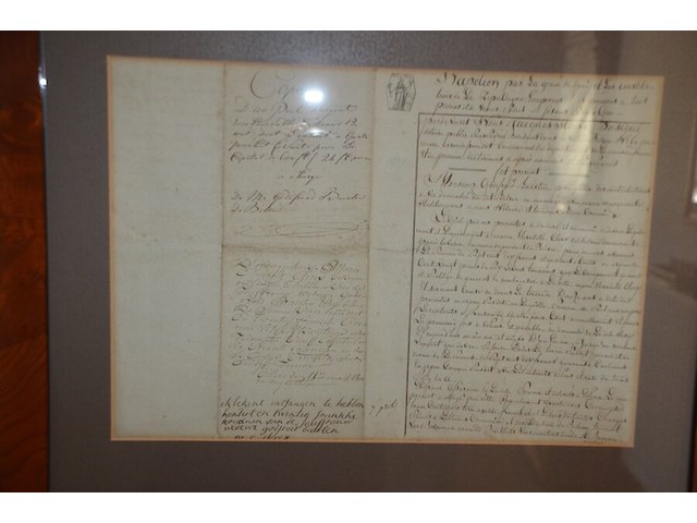 2 mahonie kaders met oorkondes achter glas, pentekening achter glas - afbeelding 2 van  7