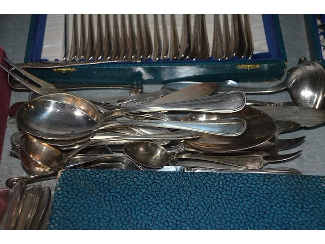 2 messensets in doos, vorkenset in doos, vorken- en messenset in doos, dessertvorkenset in doos, koffielepelset in doos, diverse lepels en vismessen, suikerstrooier, 6-delig bestek in doos - afbeelding 8 van  10