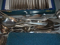 2 messensets in doos, vorkenset in doos, vorken- en messenset in doos, dessertvorkenset in doos, koffielepelset in doos, diverse lepels en vismessen, suikerstrooier, 6-delig bestek in doos - afbeelding 8 van  10