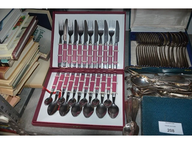 2 messensets in doos, vorkenset in doos, vorken- en messenset in doos, dessertvorkenset in doos, koffielepelset in doos, diverse lepels en vismessen, suikerstrooier, 6-delig bestek in doos - afbeelding 10 van  10