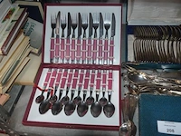 2 messensets in doos, vorkenset in doos, vorken- en messenset in doos, dessertvorkenset in doos, koffielepelset in doos, diverse lepels en vismessen, suikerstrooier, 6-delig bestek in doos - afbeelding 10 van  10