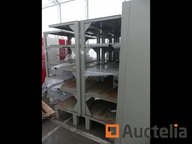 2 metaal rekken van werkplaats - afbeelding 1 van  5
