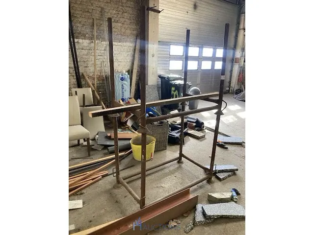 2 metalen bokken - afbeelding 1 van  4