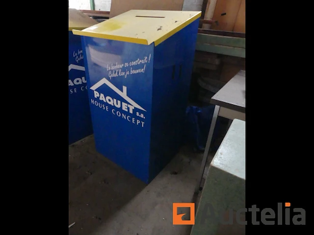 2 metalen bureaus - afbeelding 1 van  5