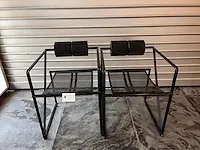 2 metalen designstoelen