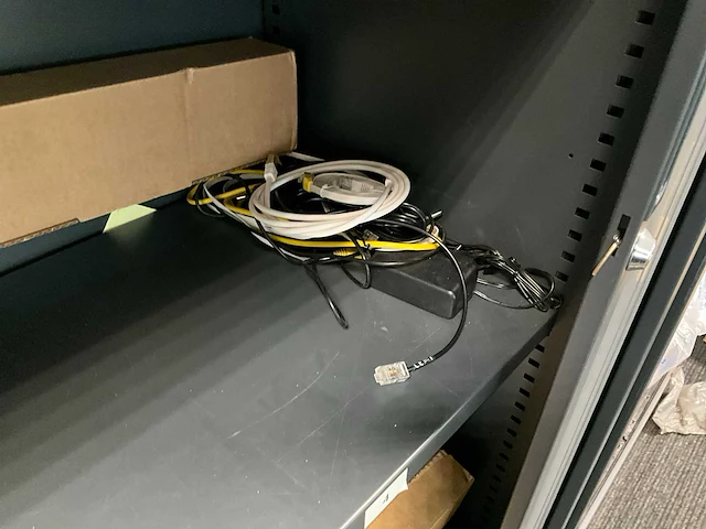 2 metalen dossierkasten + routers en modems - afbeelding 2 van  11