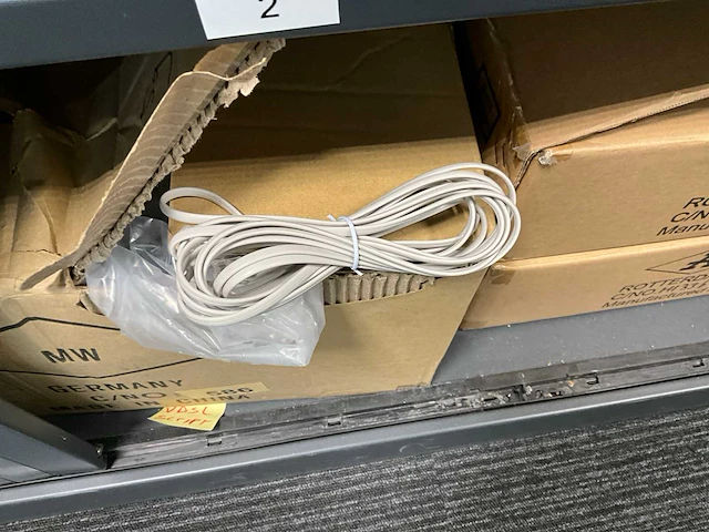 2 metalen dossierkasten + routers en modems - afbeelding 3 van  11