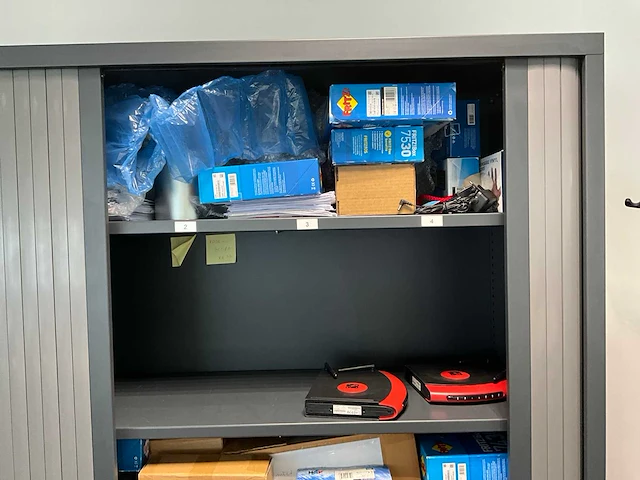 2 metalen dossierkasten + routers en modems - afbeelding 4 van  11