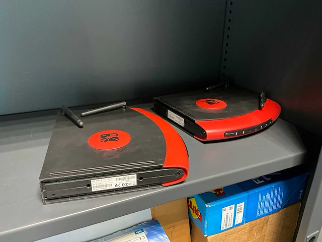 2 metalen dossierkasten + routers en modems - afbeelding 5 van  11