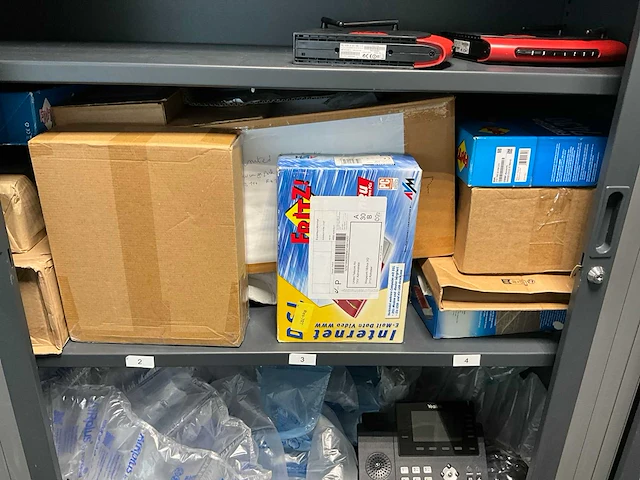 2 metalen dossierkasten + routers en modems - afbeelding 6 van  11