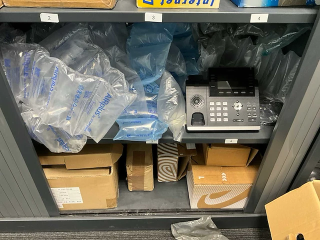 2 metalen dossierkasten + routers en modems - afbeelding 7 van  11
