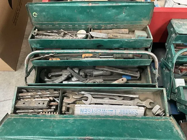 2 metalen gereedschapskoffers met inhoud - afbeelding 1 van  22