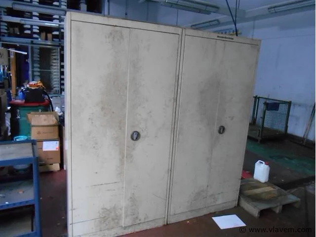 2 metalen kasten 4 leggers 95x42x195 - afbeelding 1 van  1