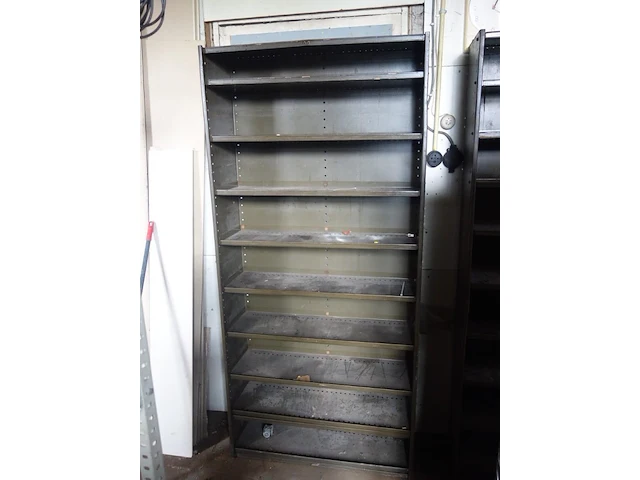 2 metalen kasten l. 1,00 m h. 2,00 m (andere locatie) - afbeelding 2 van  3