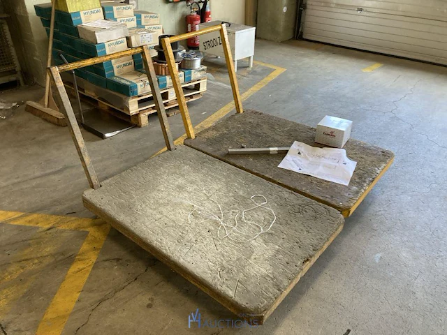 2 metalen magazijnkarren - afbeelding 1 van  2