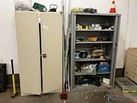 2 metalen opbergkasten met inhoud