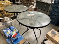 2 metalen ronde tafels