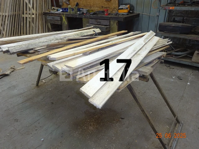 2 metalen schragen met zijn inhoud (planken), 1 grote werkbank met zes lades en zijn inhoud, 1 metalen plank met 6 vakken, 1 open vat van 200 liter, van mobil - afbeelding 1 van  7
