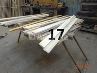 2 metalen schragen met zijn inhoud (planken), 1 grote werkbank met zes lades en zijn inhoud, 1 metalen plank met 6 vakken, 1 open vat van 200 liter, van mobil - afbeelding 1 van  7