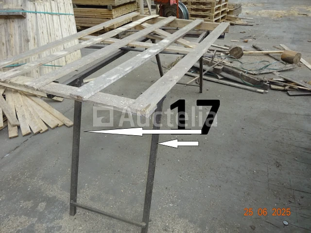 2 metalen schragen met zijn inhoud (planken), 1 grote werkbank met zes lades en zijn inhoud, 1 metalen plank met 6 vakken, 1 open vat van 200 liter, van mobil - afbeelding 2 van  7