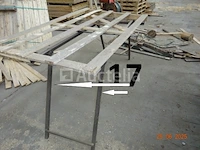 2 metalen schragen met zijn inhoud (planken), 1 grote werkbank met zes lades en zijn inhoud, 1 metalen plank met 6 vakken, 1 open vat van 200 liter, van mobil - afbeelding 2 van  7