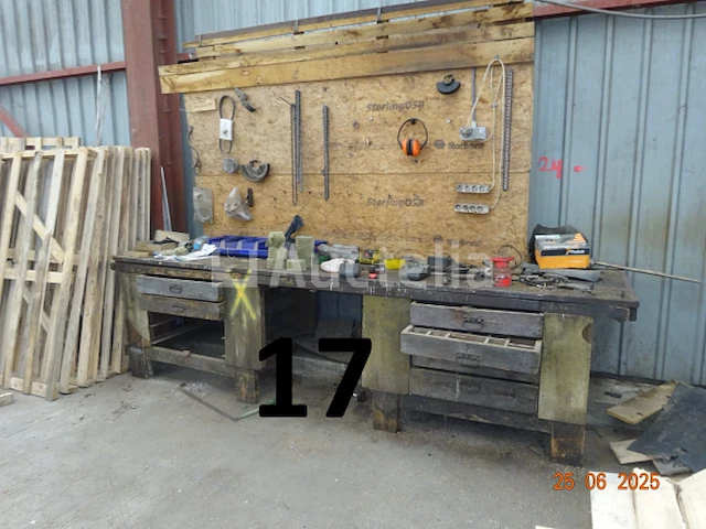 2 metalen schragen met zijn inhoud (planken), 1 grote werkbank met zes lades en zijn inhoud, 1 metalen plank met 6 vakken, 1 open vat van 200 liter, van mobil - afbeelding 3 van  7