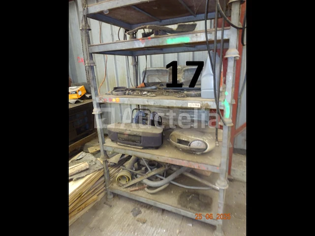 2 metalen schragen met zijn inhoud (planken), 1 grote werkbank met zes lades en zijn inhoud, 1 metalen plank met 6 vakken, 1 open vat van 200 liter, van mobil - afbeelding 4 van  7