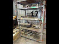 2 metalen schragen met zijn inhoud (planken), 1 grote werkbank met zes lades en zijn inhoud, 1 metalen plank met 6 vakken, 1 open vat van 200 liter, van mobil - afbeelding 4 van  7