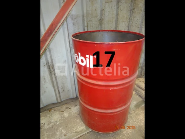 2 metalen schragen met zijn inhoud (planken), 1 grote werkbank met zes lades en zijn inhoud, 1 metalen plank met 6 vakken, 1 open vat van 200 liter, van mobil - afbeelding 5 van  7