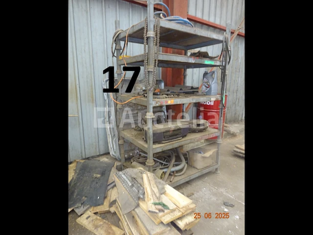 2 metalen schragen met zijn inhoud (planken), 1 grote werkbank met zes lades en zijn inhoud, 1 metalen plank met 6 vakken, 1 open vat van 200 liter, van mobil - afbeelding 6 van  7