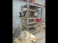 2 metalen schragen met zijn inhoud (planken), 1 grote werkbank met zes lades en zijn inhoud, 1 metalen plank met 6 vakken, 1 open vat van 200 liter, van mobil - afbeelding 6 van  7
