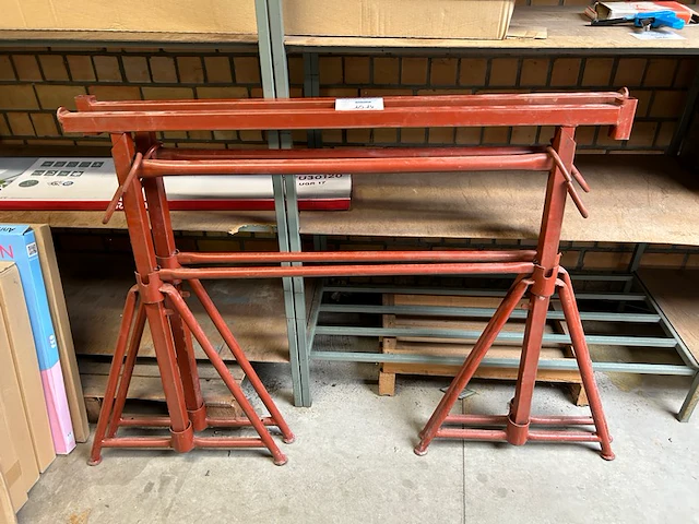 2 metalen schragen - afbeelding 1 van  4