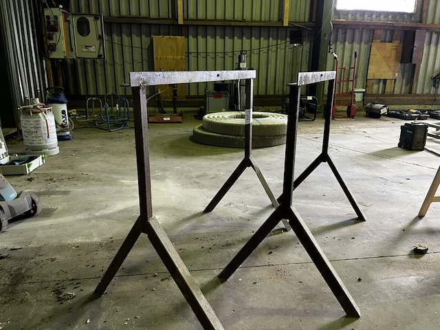 2 metalen schragen - afbeelding 1 van  3