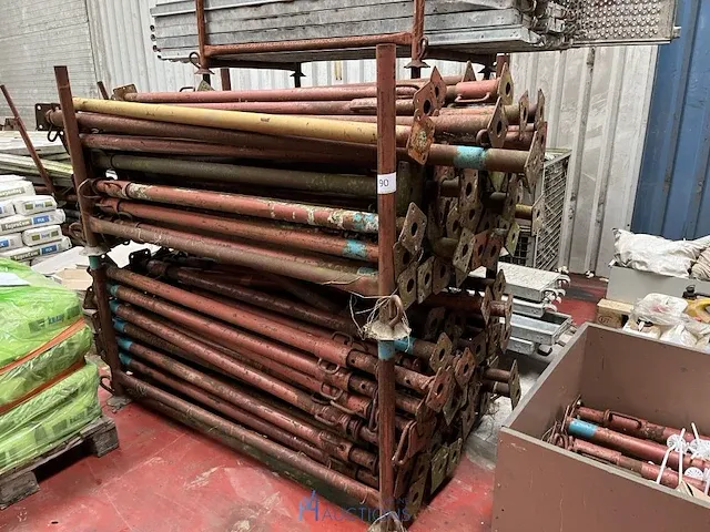 2 metalen stapelbokken met bouwschoren - afbeelding 1 van  3