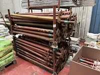 2 metalen stapelbokken met bouwschoren - afbeelding 1 van  3