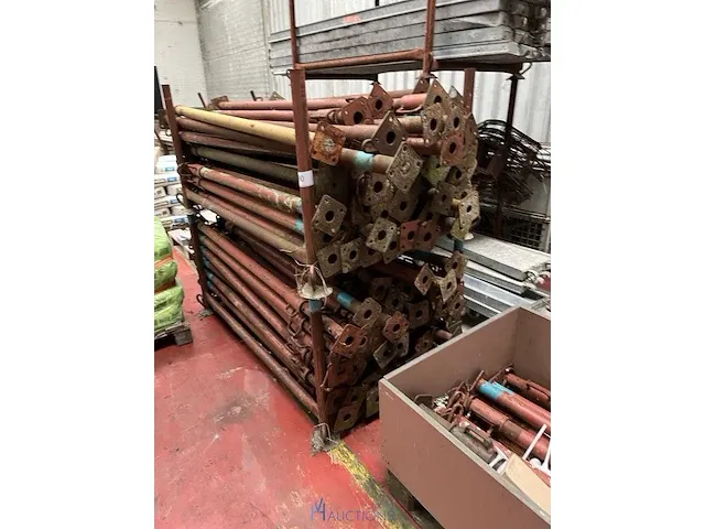 2 metalen stapelbokken met bouwschoren - afbeelding 2 van  3