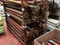2 metalen stapelbokken met bouwschoren - afbeelding 2 van  3