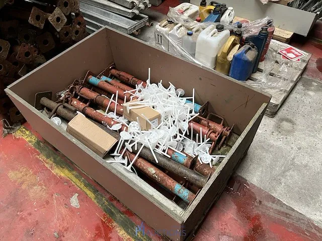 2 metalen stapelbokken met bouwschoren - afbeelding 3 van  3