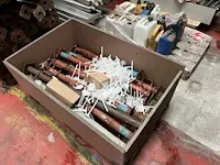 2 metalen stapelbokken met bouwschoren - afbeelding 3 van  3