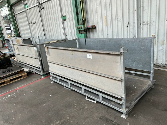 2 metalen transportbakken - afbeelding 1 van  4