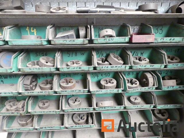 2 metalen werkplaatskasten en inhoud - afbeelding 9 van  11
