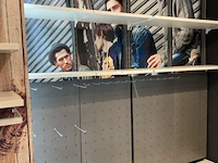 2 metalen winkelrekken