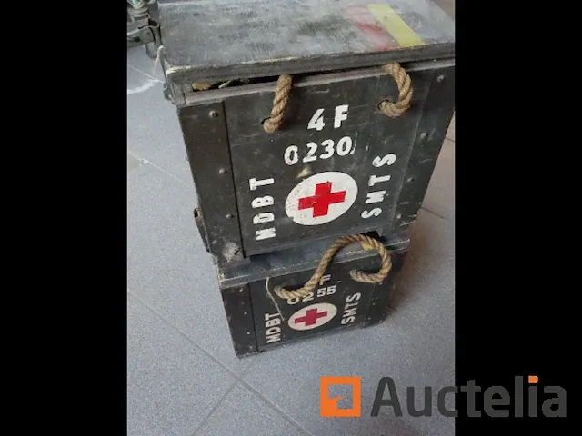 2 militaire houten kisten van het rode kruis - afbeelding 1 van  5