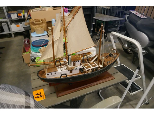2 miniatuur boten - afbeelding 1 van  4