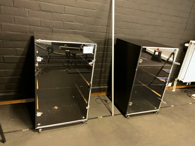 2 mobiele kasten met glasdeur - afbeelding 1 van  3